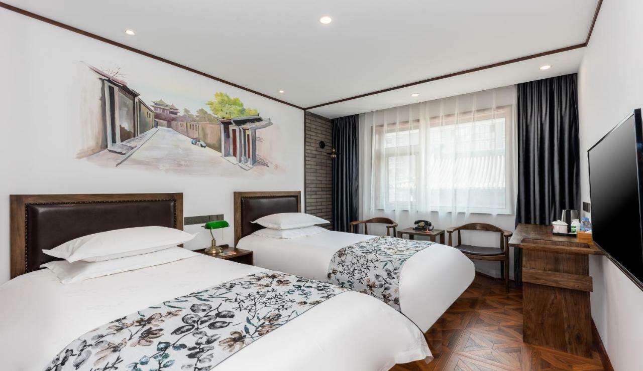 בייג'ינג Nostalgia Hotel Near Prince Gong'S Mansion- Beihai Park, Tian'Anmen Square, Nanluoguxiang Hutong, Huguosi Hutong Snack Street, 5 Minutes Walk Away From Ping'Anli Subway Station, Free Ice Cream And Laundry Service,English Communication Well מראה חיצוני תמונה