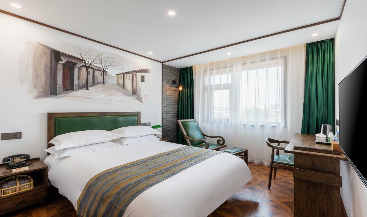 בייג'ינג Nostalgia Hotel Near Prince Gong'S Mansion- Beihai Park, Tian'Anmen Square, Nanluoguxiang Hutong, Huguosi Hutong Snack Street, 5 Minutes Walk Away From Ping'Anli Subway Station, Free Ice Cream And Laundry Service,English Communication Well מראה חיצוני תמונה